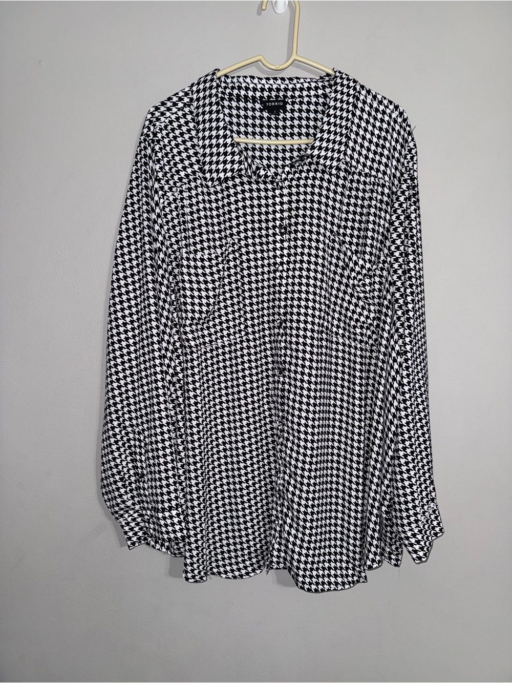 Torrid Women’s Black & White Houndstooth Button-Down Shirt Size 6 NWOT